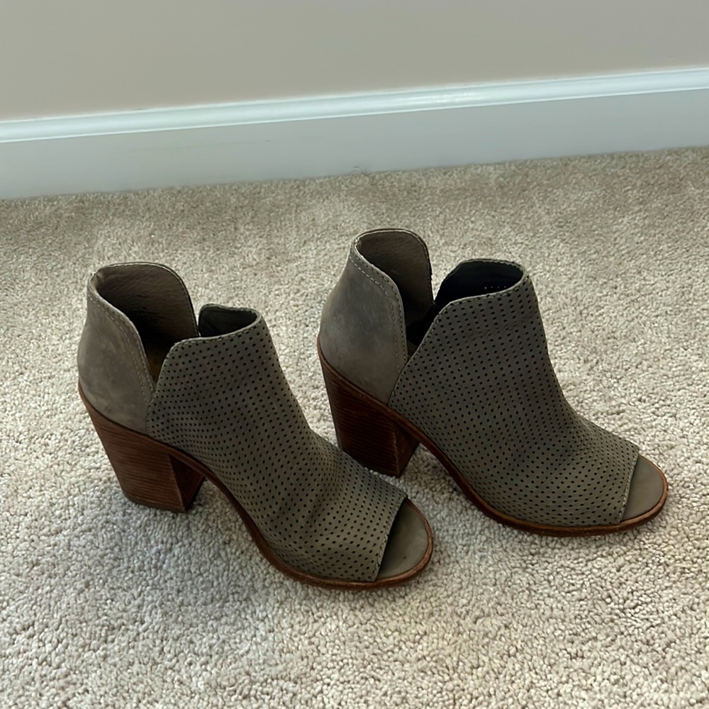 Beautiful Steve Madden open toe booties! Size 6